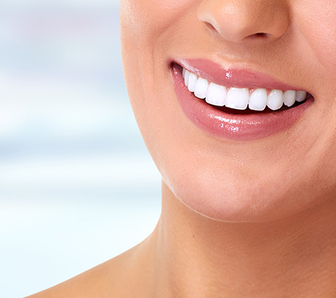 Odontologa esttica en Bogot, persona deslumbra sonrisa blanca
