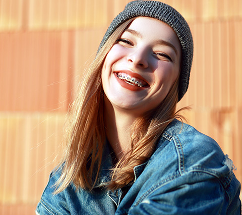 Tratamiento de ortodoncia en Bogot, mujer sonriendo con brackets