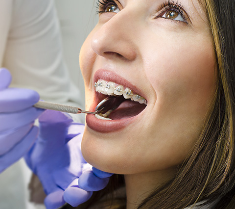 Clínica de ortodoncia en Bogotá, odontólogo evalúa dentadura