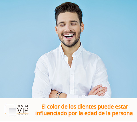 Sonrisa de hombre con blanqueamiento dental en Bogotá